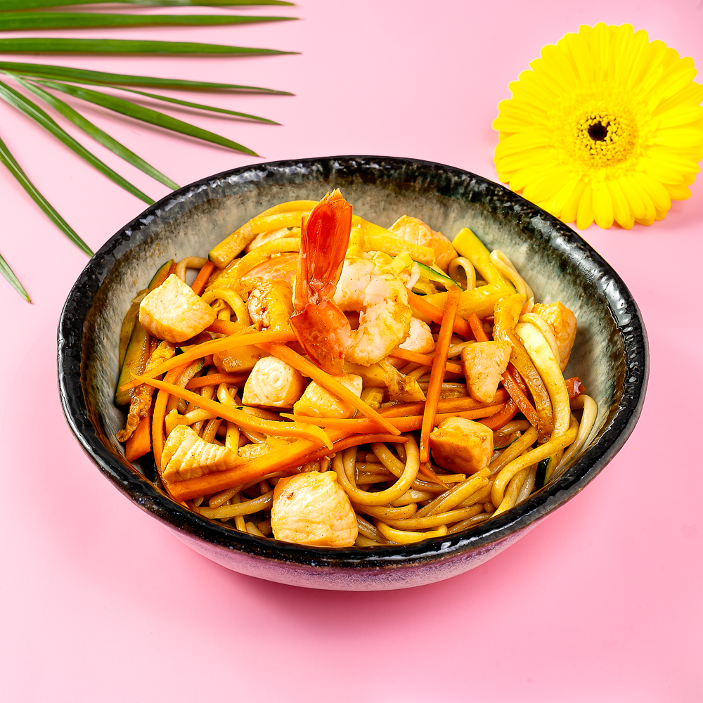 YAKISOBA SALMÃO COM CAMARÃO